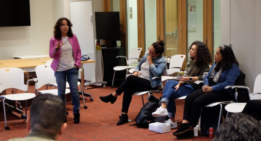 Maria Hinojosa leads a seminar at the Shorenstein Center. (Susan Mahoney)